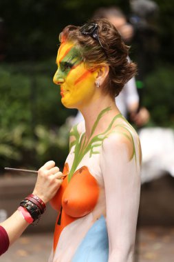 Manhattan şehir merkezinin içinde ikinci Nyc vücut boyama gün boyunca tüm şekil ve büyüklükte 100 tamamen çıplak modeller sanatçılar boyama