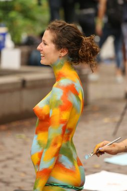 Manhattan şehir merkezinin içinde ikinci Nyc vücut boyama gün boyunca tüm şekil ve büyüklükte 100 tamamen çıplak modeller sanatçılar boyama