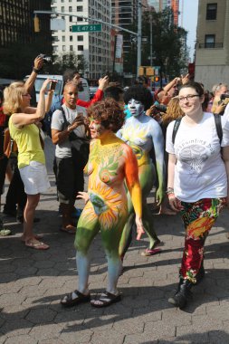 Sanatçı 100 tam çıplak modeller tüm şekil ve büyüklükte ikinci Nyc vücut boyama gündüz boyama