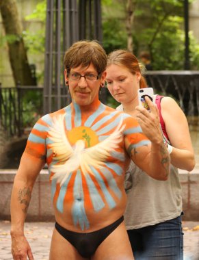 Sanatçı 100 tam çıplak modeller tüm şekil ve büyüklükte ikinci Nyc vücut boyama gündüz boyama