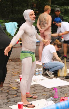 Sanatçı 100 tam çıplak modeller tüm şekil ve büyüklükte ikinci Nyc vücut boyama gündüz boyama