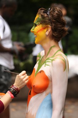 Sanatçı 100 tam çıplak modeller tüm şekil ve büyüklükte ikinci Nyc vücut boyama gündüz boyama