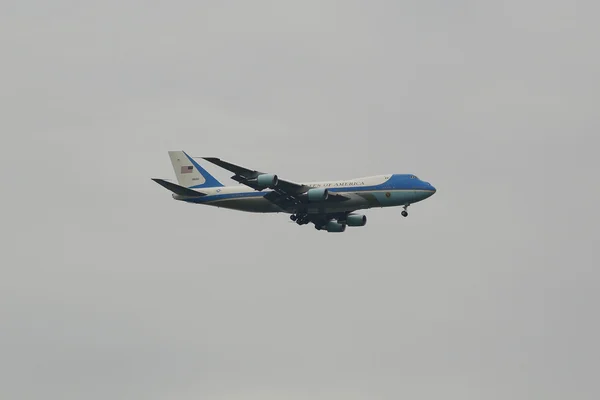 United States Air Force One aircraft carrying the President of the United States Barack Obama descending for landing at JFK Airport — Stock Photo, Image