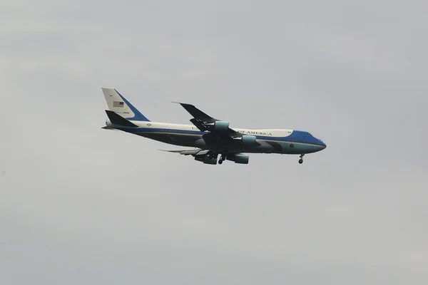 United States Air Force One aircraft carrying the President of the United States Barack Obama descending for landing at JFK Airport — Stock Photo, Image