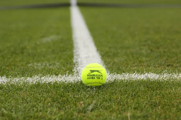 Slazenger wimbledon tennisboll på gräs tennisbana. — Stockfoto