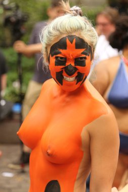 Manhattan şehir merkezinin içinde ikinci Nyc vücut boyama gün boyunca tüm şekil ve büyüklükte 100 tamamen çıplak modeller sanatçılar boyama