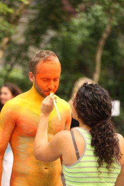 Manhattan şehir merkezinin içinde ikinci Nyc vücut boyama gün boyunca tüm şekil ve büyüklükte 100 tamamen çıplak modeller sanatçılar boyama