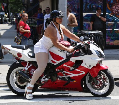 Motorcu kız Doğu Harlem New York'ta, bir motosiklet üzerinde