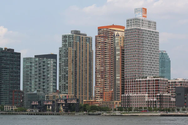 Long Island City waterfront with historic steel railroad gantries at Hunters Point — Stock Photo, Image