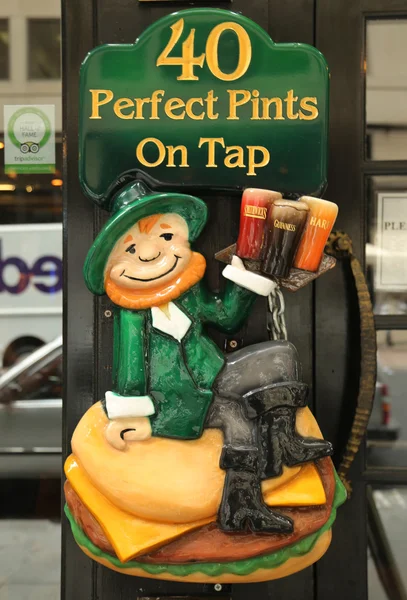 Cartel vintage fuera del pub tradicional irlandés en Nueva York — Foto de Stock