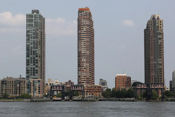 Long Island City waterfront with historic steel railroad gantries at Hunters Point — Stock Photo, Image