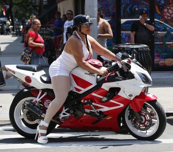 Biker girl on a motorcycle at East Harlem in New York — Stock Photo, Image