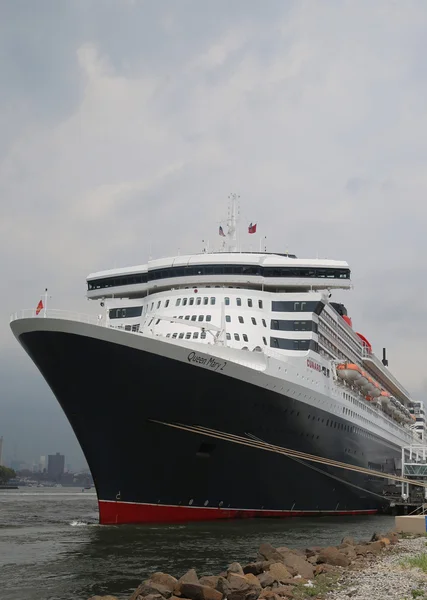 Brooklyn cruise terminal Queen mary 2 kruvaziyer gemi yanaştı — Stok fotoğraf