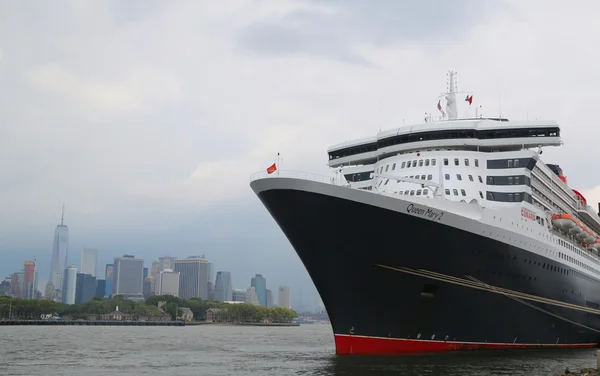 Queen mary 2 cruiseschip aangemeerd bij brooklyn cruise terminal — Stockfoto