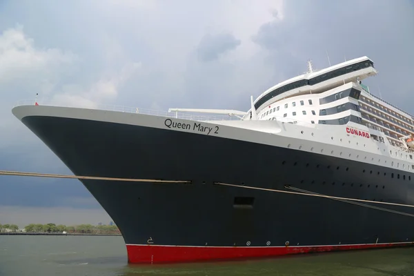 Queen mary 2 statek wycieczkowy zadokowany w brooklyn cruise terminal — Zdjęcie stockowe