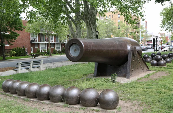 Cannone a pappagallo da 20 pollici del 1864 come memoriale di guerra civile nella zona di Bay Ridge a Brooklyn — Foto Stock