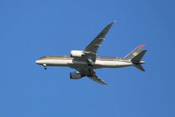 Royal Jordanian Boeing 787 Dreamliner  descending for landing at JFK International Airport — Stock Photo, Image