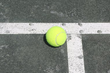 Har-Tru kil tenis kortunda tenis topu