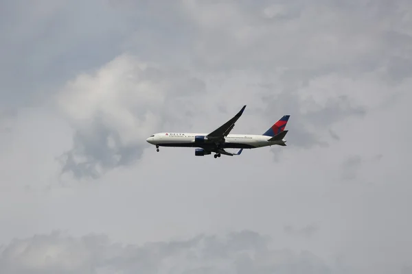 Delta Airlines Boeing 767 descending for landing at JFK International Airport in New York — Stock Photo, Image