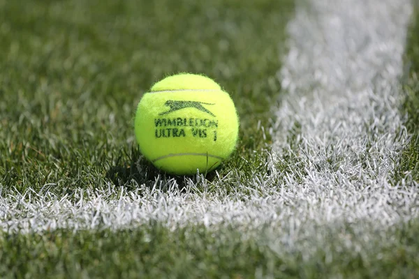 Slazenger Wimbledon Tennis Ball sur un court de tennis en herbe — Photo