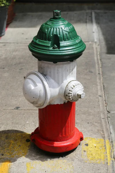 Water hydrant colored in green, white and red as Italian flag in Little Italy, New York — Stock Photo, Image