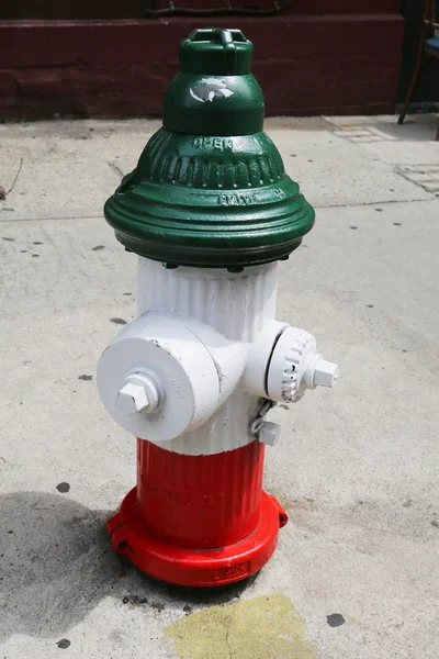 Water hydrant colored in green, white and red as Italian flag in Little Italy, New York — Stok fotoğraf