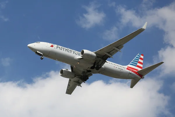 American Airlines Boeing 737 descending for landing at JFK International Airport in New York — Stock Photo, Image