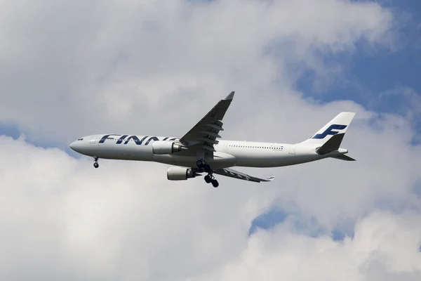 Finnair Airbus 320 descending for landing at JFK International Airport in New York — ストック写真