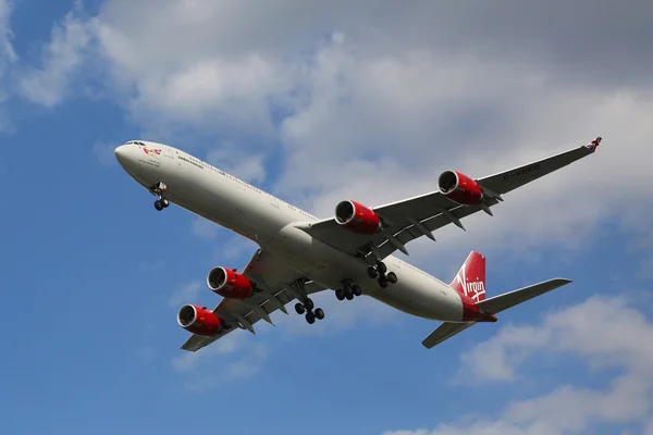 Virgin Atlantic Airbus A340 descending for landing at JFK International Airport in New York — ストック写真