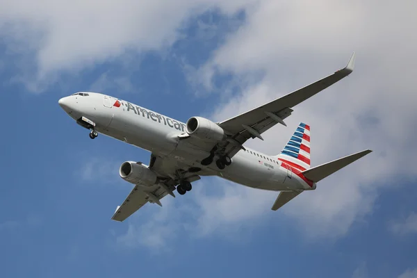 American Airlines Boeing 737 descending for landing at JFK International Airport in New York — Stock Photo, Image