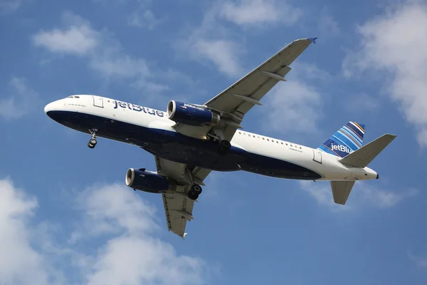 JetBlue Airbus A320 descending for landing at JFK International Airport in New York — Zdjęcie stockowe