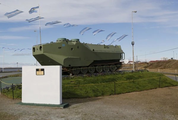 Gepanzertes Militärfahrzeug am Denkmal für gefallene Soldaten des Falkland- oder Malvinas-Krieges in Rio Grande, Argentinien — Stockfoto