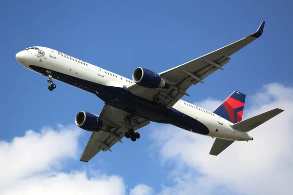 Delta Airlines Boeing 757 descending for landing at JFK International Airport in New York. Aircraft named after New York Yankees Hall of Fame Pitcher Mariano Rivera 42 — Stock Photo, Image