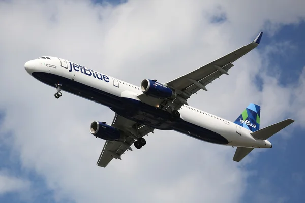 JetBlue Airbus A321 descending for landing at JFK International Airport in New York — Stock Photo, Image