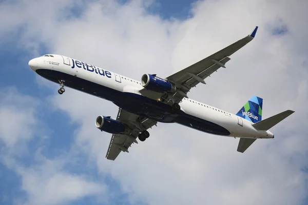 JetBlue Airbus A321 descending for landing at JFK International Airport in New York — Stockfoto