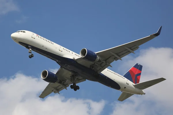 Delta Airlines Boeing 757 descending for landing at JFK International Airport in New York — Φωτογραφία Αρχείου