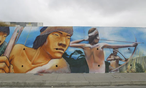 Arte mural inspirado en la historia patagónica cerca del Estrecho de Magallanes ferry en Bahía Azul, Chile — Foto de Stock