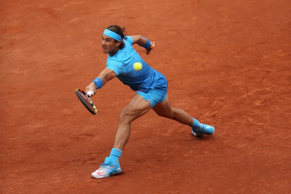 Veertien keer Grand Slam champion Rafael Nadal in actie tijdens zijn tweede ronde match op Roland Garros 2015 — Stockfoto