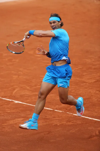 Catorce veces campeón del Grand Slam Rafael Nadal en acción durante su partido de segunda ronda en Roland Garros 2015 — Foto de Stock