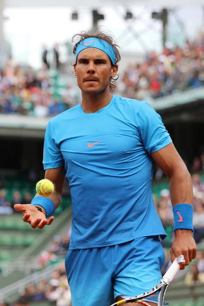 Fjorton gånger Grand Slam mästare Rafael Nadal i aktion under sin andra omgången match på Roland Garros 2015 — Stockfoto