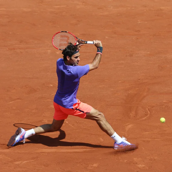 Diecisiete veces campeón del Grand Slam Roger Federer en acción durante su partido de tercera ronda en Roland Garros 2015 — Foto de Stock