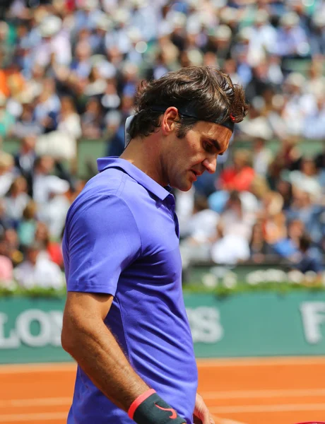 17 번 그랜드 슬램 챔피언 Roger Federer 롤랜드 Garros 2015에서 그의 세 번째 라운드 경기 중 행동에 — 스톡 사진