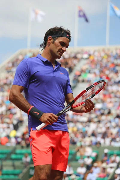 Sjutton gånger Grand Slam mästare Roger Federer i aktion under hans första omgången match på Roland Garros 2015 — Stockfoto