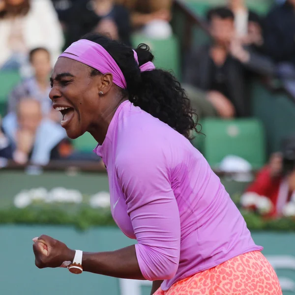 Dezenove vezes a campeã do Grand Slam Serena Willams em ação durante a terceira rodada no Roland Garros 2015 — Fotografia de Stock