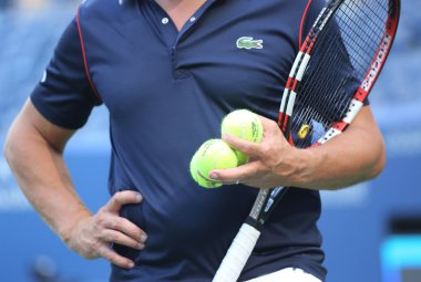 Billie Jean King Ulusal Tenis Merkezi bize açık Wilson tenis topları tutan tenis antrenörü