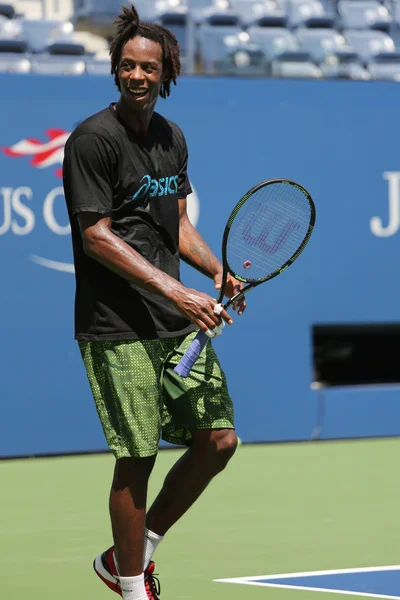 Le joueur de tennis professionnel Gael Monfis de France s'entraîne pour l'US Open 2015 — Photo