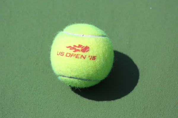 Abierto de EE.UU. Wilson pelota de tenis en Billie Jean King National Tennis Center — Foto de Stock