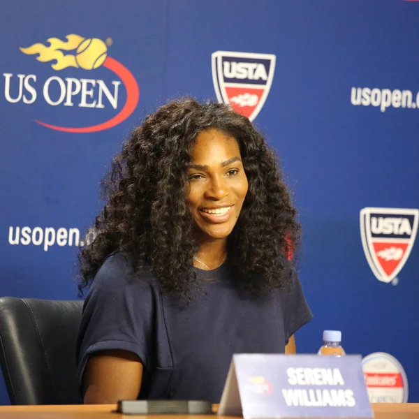 De douăzeci și unu de ori campioană la Grand Slam, Serena Williams, în timpul unei conferințe de presă la Centrul Național de Tenis Billie Jean King — Fotografie, imagine de stoc