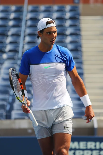 Der vierzehnmalige Grand-Slam-Champion Rafael Nadal aus Spanien trainiert für das Open 2015 — Stockfoto
