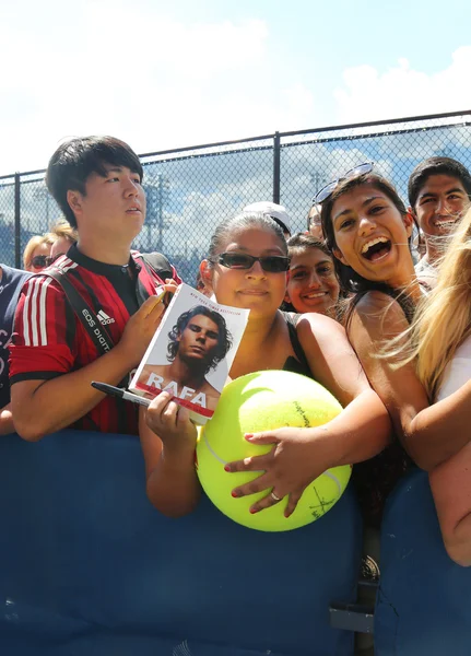 Rafael nadal tennis fans warten auf autogramme im billie jean king national tennis center in new york. — Stockfoto